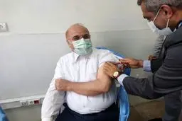 لحظه تزریق واکسن کرونا به محمد باقر قالیباف