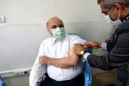 لحظه تزریق واکسن کرونا به محمد باقر قالیباف