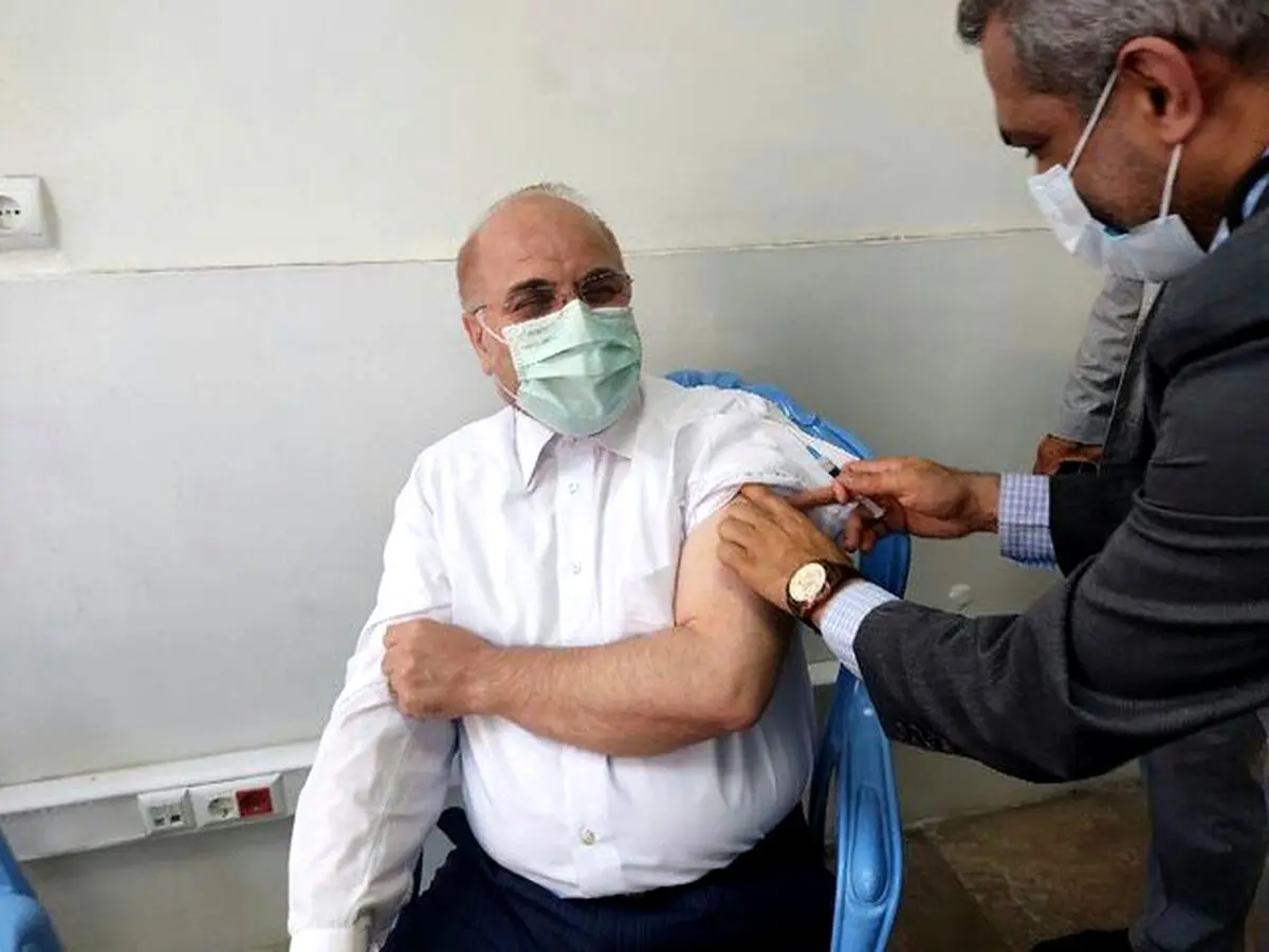 لحظه تزریق واکسن کرونا به محمد باقر قالیباف