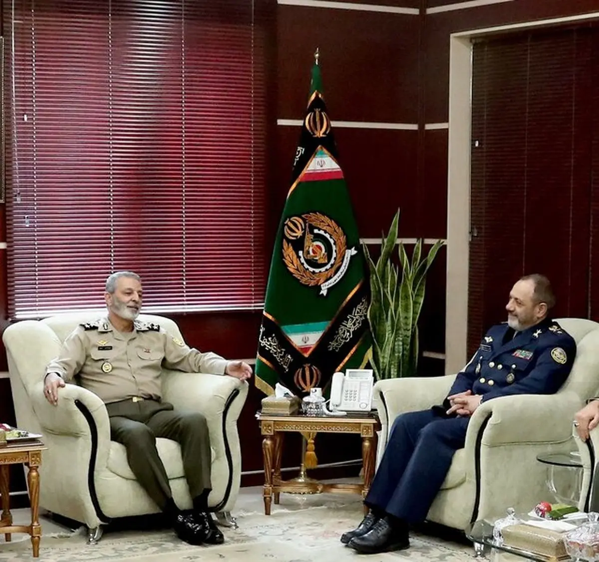 معاونین ارتش و وزیر دفاع جلسه اتخاذ راه‌های مطلوب برگزار می‌کنند