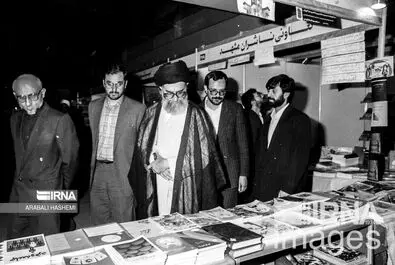 رهبری در نمایشگاه کتاب 