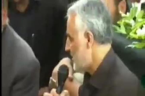 جارو زدن مسجد توسط حاج قاسم با لباس خادمی