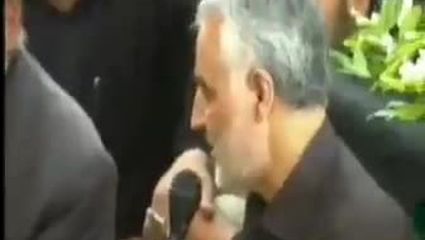 جارو زدن مسجد توسط حاج قاسم با لباس خادمی