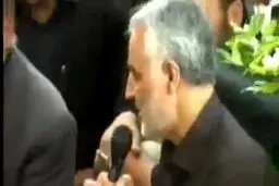 جارو زدن مسجد توسط حاج قاسم با لباس خادمی