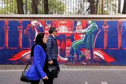 مذاکرات ایران و آمریکا زمینه‌ساز بازگشت پرقدرت تهران به بازار‌های جهانی/ مردم ایران از جنگ و التهاب خسته هستند