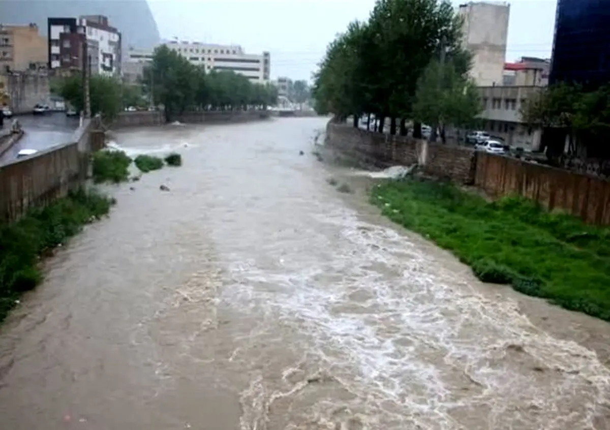 سیل در الموت یک زن را با خود برد/ تخریب یک خانه در خرم آباد/ روستای کمندان تخلیه شد