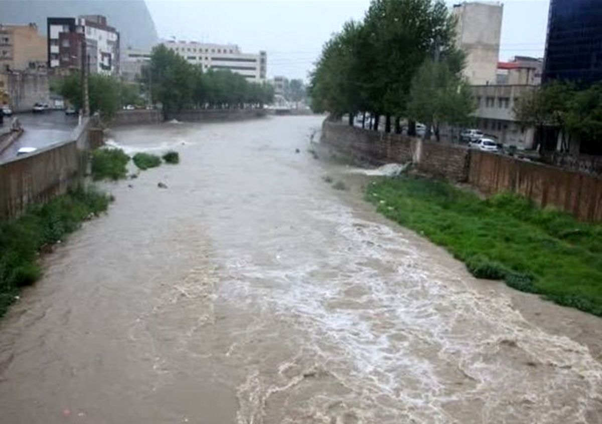 سیل در الموت یک زن را با خود برد/ تخریب یک خانه در خرم آباد/ روستای کمندان تخلیه شد