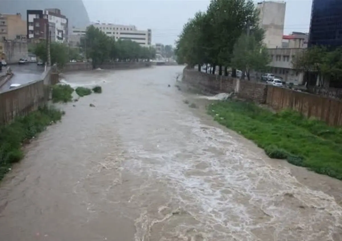 سیل در الموت یک زن را با خود برد/ تخریب یک خانه در خرم آباد/ روستای کمندان تخلیه شد