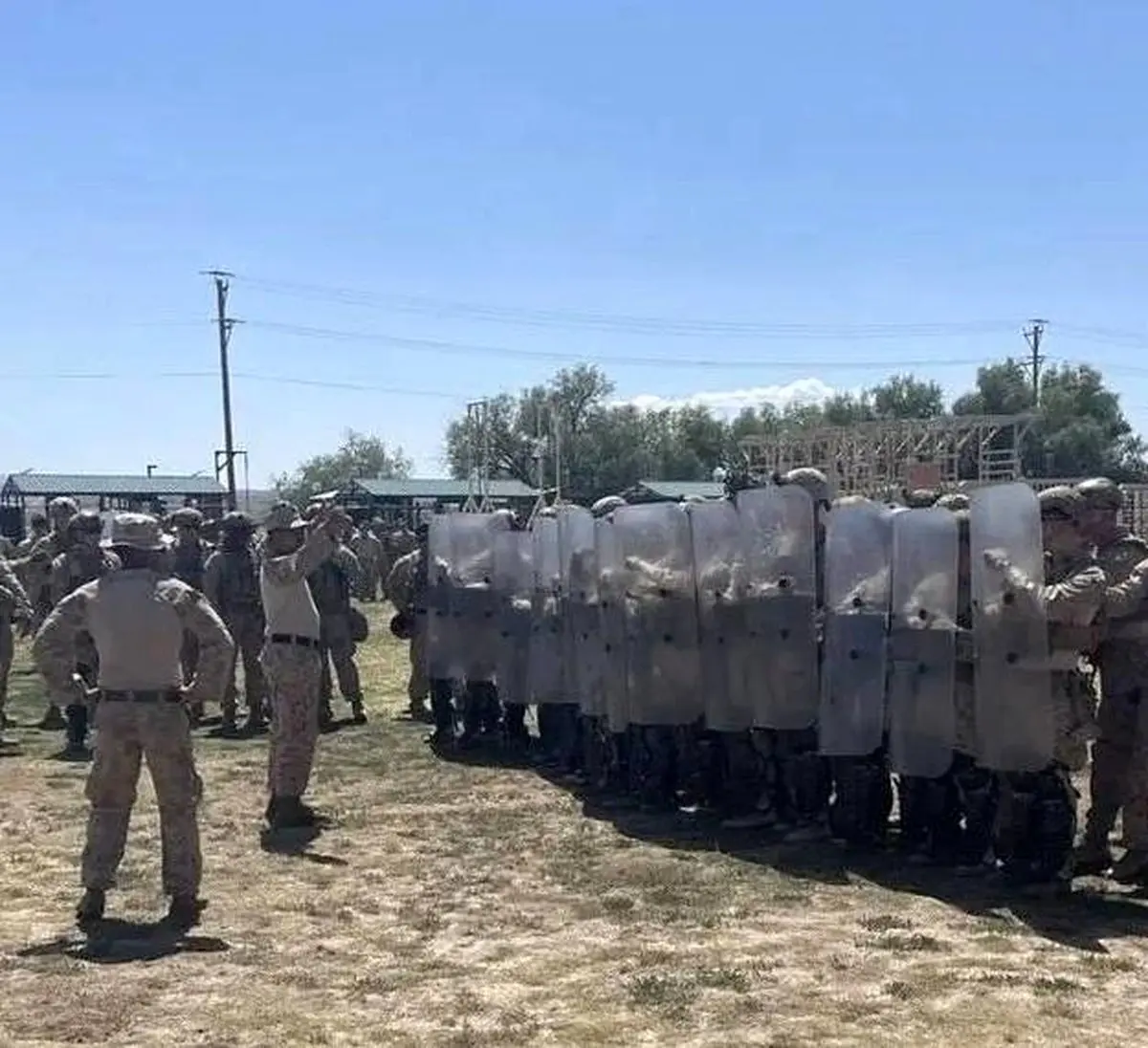 لس‌آنجلس در محاصره ارتش| اعزام 2700 نیروی نظامی و تهدید معترضان: تف کنید، می‌زنیم!