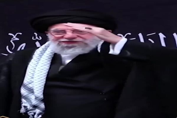  احترام نظامی زائران امام رضا علیه السلام در حمایت از حملات ایران