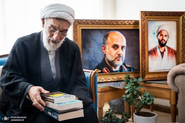 تصاویر دیدار مصطفی پورمحمدی با خانواده شهید سردار رشید 