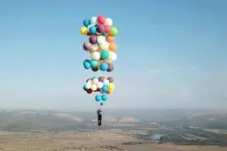 به آسمان رفتن یه کودک خردسال با بادباک