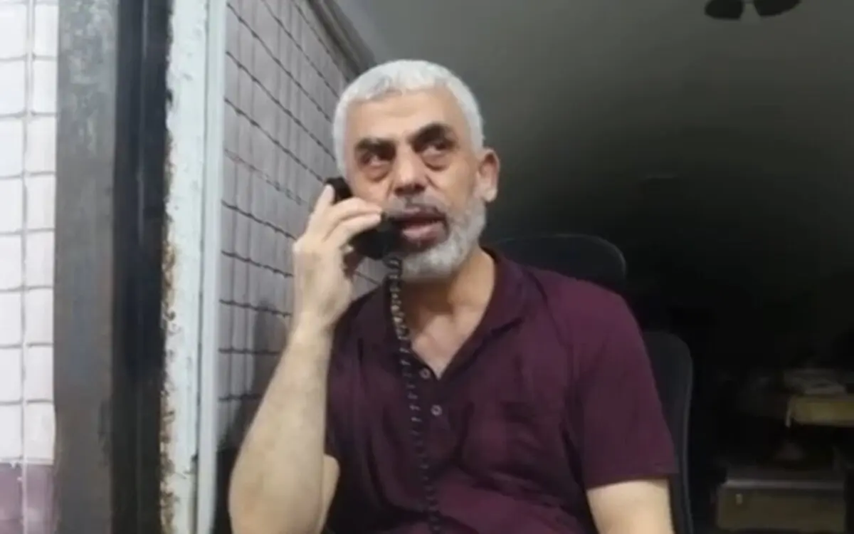 اشک های شوق شهید یحیی السنوار بعد از یک نبرد بزرگ