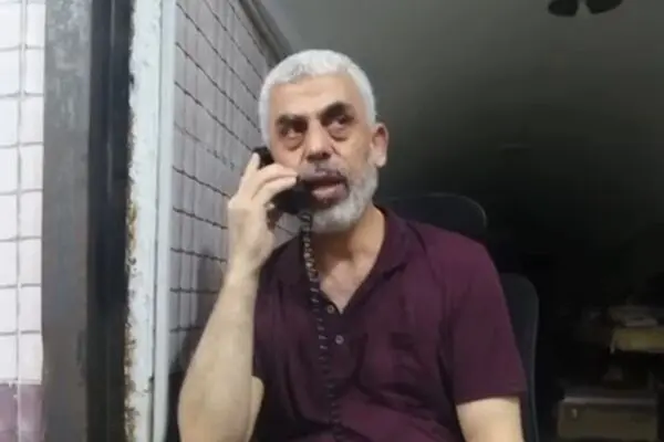 اشک های شوق شهید یحیی السنوار بعد از یک نبرد بزرگ