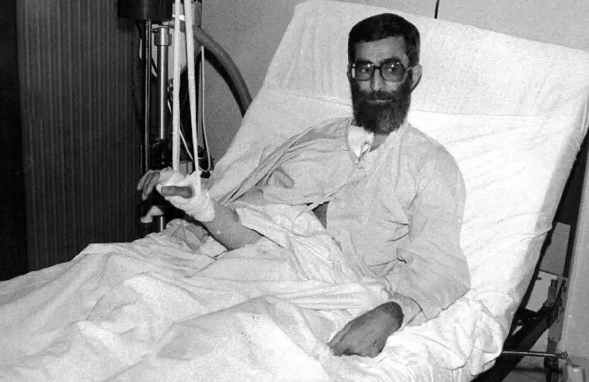  لحظه انتقال حضرت آیت الله خامنه‌ای پس از ترور به بیمارستان در سال۱۳۶۰