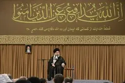 متن و معنای آیه نصب شده در محل سخنرانی امروز رهبر انقلاب