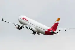 فرود اضطراری هواپیمای مسافربری بعد از حادثه در آسمان + فیلم