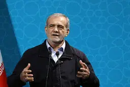 دولت می‌تواند با هدایت صحیح منابع، کمبود پزشک در مناطق محروم را جبران کند