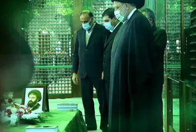 رئیسی در حرم امام