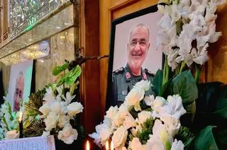  فرماندهان سپاه بر مزار شهید سلامی ادای احترام کردند