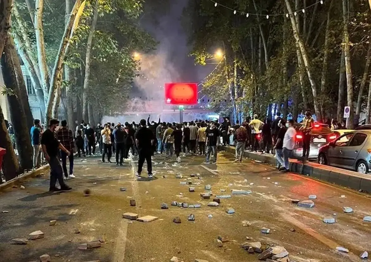 روزنامه اطلاعات: می‌خواهید بغض جامعه سر باز نکند، با مردم حرف بزنید