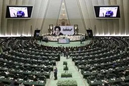 جلسه غیرعلنی مجلس برای بررسی سیاست‌های ارزی و پولی بانک مرکزی