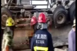 عجیب ترین تصادف خودرو و کامیون دنیا بدون کشته