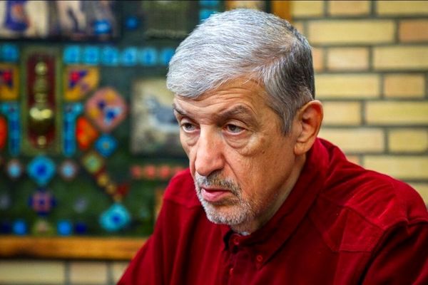 فعال اصولگرا  : زنان بی حجاب زیادی در مراسم تشییع فرماندهان شهید اشک ریختند