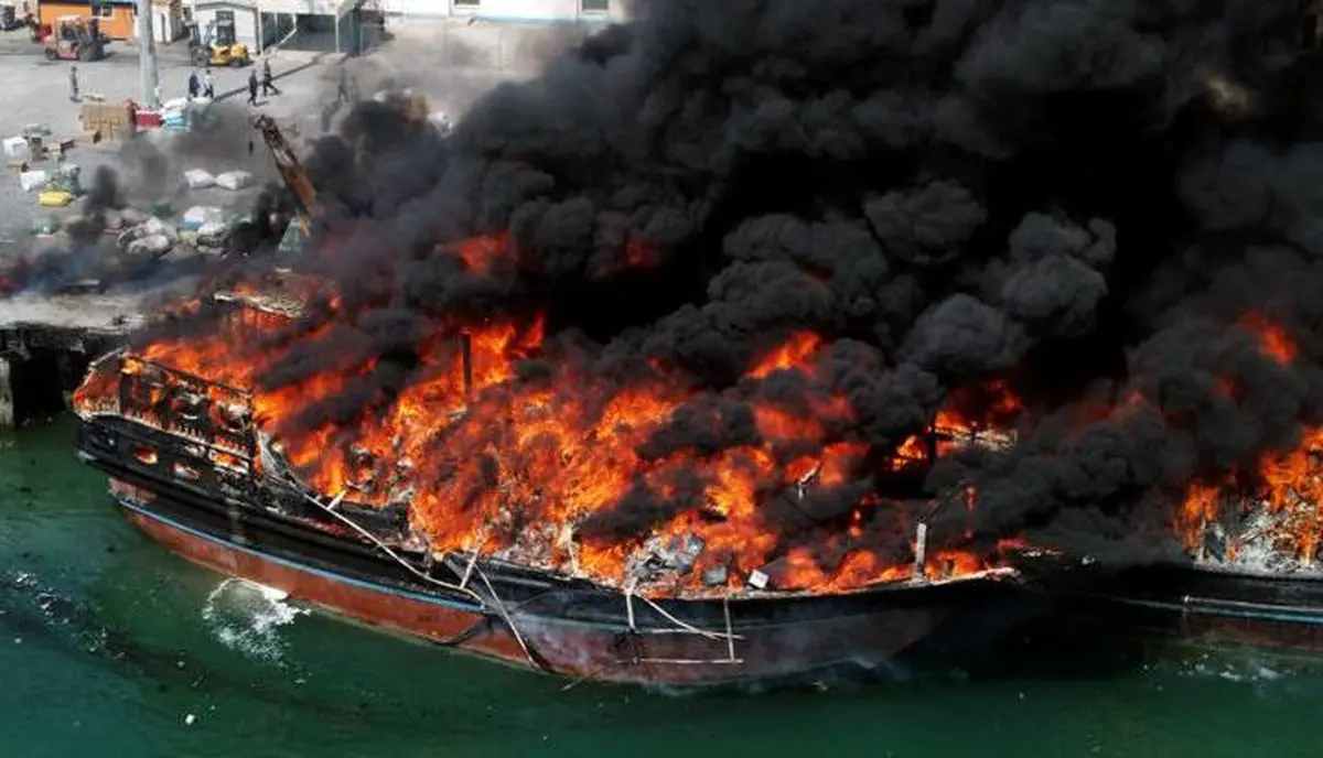 آتش‌سوزی مهیب در بندر پارسیان | ۱۰ شناور در اسکله جوادالائمه طعمه حریق شدند!