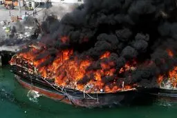 آتش‌سوزی مهیب در بندر پارسیان | ۱۰ شناور در اسکله جوادالائمه طعمه حریق شدند!