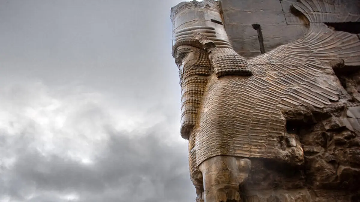 سخنان رهبر انقلاب در پاسخ به کسانی که میگویند ایشان با تاریخ ایران مشکل دارد