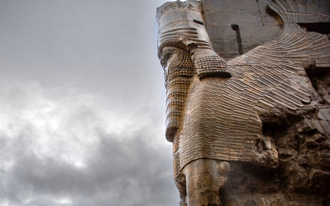 سخنان رهبر انقلاب در پاسخ به کسانی که میگویند ایشان با تاریخ ایران مشکل دارد