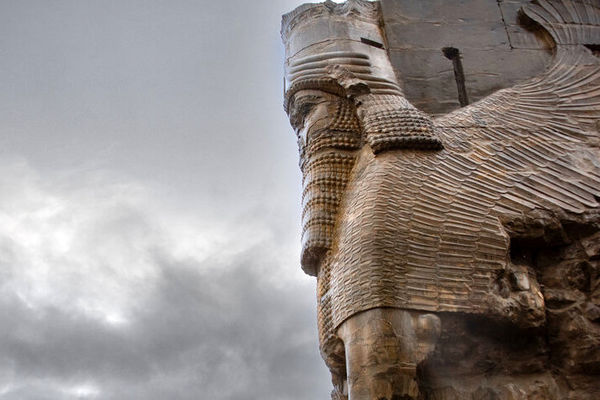 سخنان رهبر انقلاب در پاسخ به کسانی که میگویند ایشان با تاریخ ایران مشکل دارد