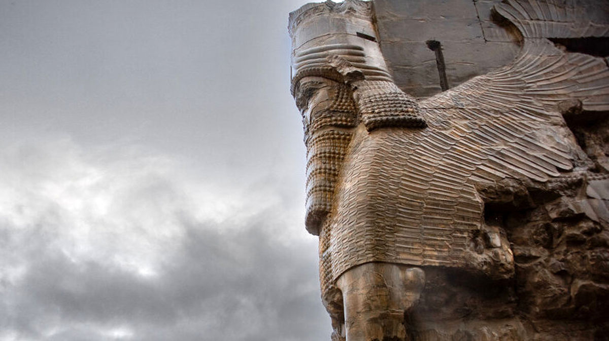 سخنان رهبر انقلاب در پاسخ به کسانی که میگویند ایشان با تاریخ ایران مشکل دارد