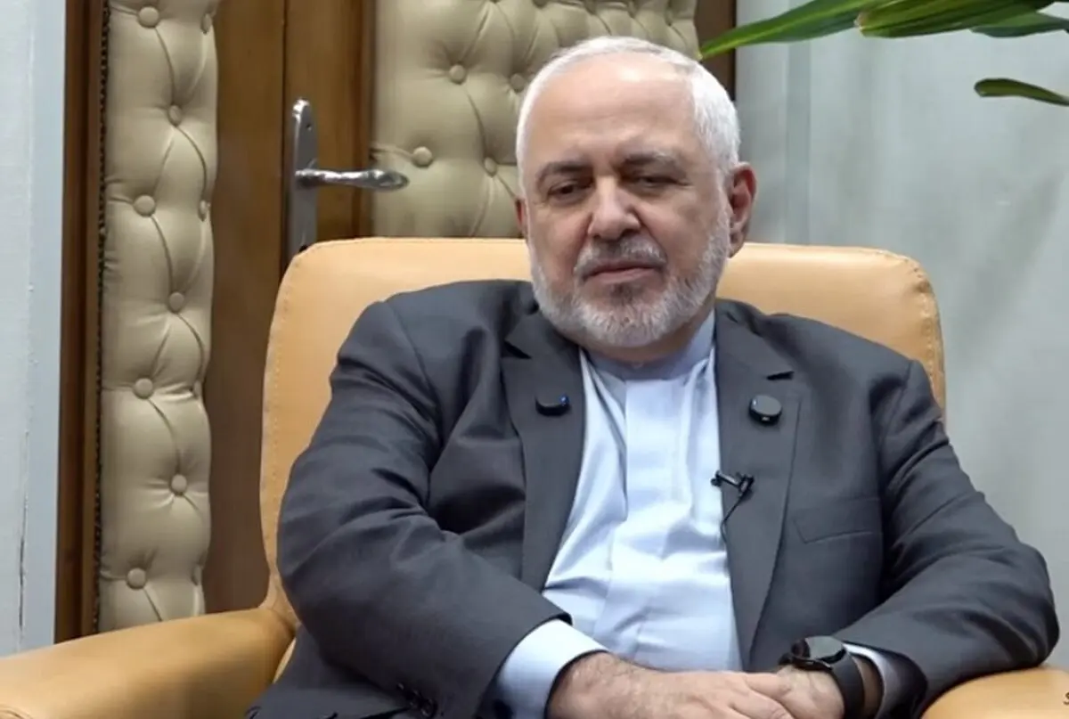 ظریف با لباس خادمی امام رضا در مراسم اربعین 