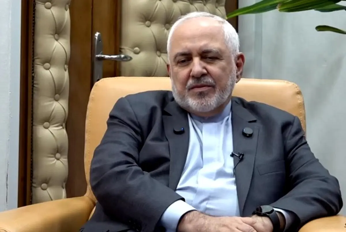 ظریف با لباس خادمی امام رضا در مراسم اربعین 