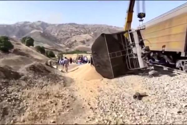 حادثه راه آهن؛ واگن‌های خارج‌شده از ریل در لرستان را ببینید