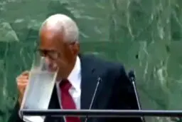با پارچ آب خوردن مقام عالی هائیتی در سازمان ملل!