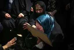 تصاویر مراسم یادبود ریحانه یاسینی خبرنگار فقید ایرنا بر سر مزارش