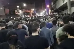 شلیک گاز اشک‌آور و تیرهوایی پلیس به تجمع اعتراضی مردم آبادان