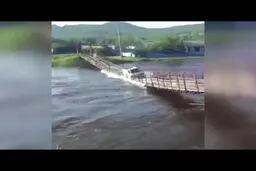 شکستن پل روی رودخانه خروشان و افتادن کامیون