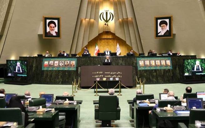 نصب تابلو ورود ممنوع جلوی مجلس