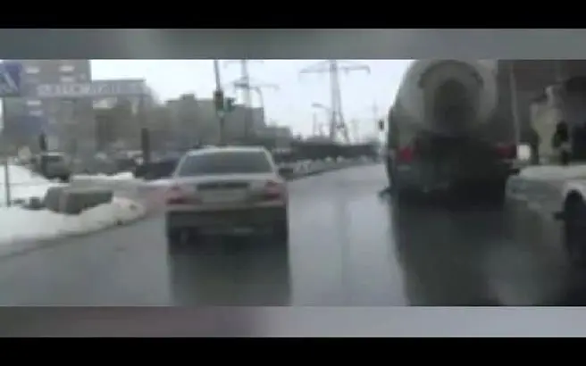 فیلم:جلوگیری راننده تریلی از خودکشی هولناک مردی زیر چرخ هایش