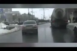 فیلم:جلوگیری راننده تریلی از خودکشی هولناک مردی زیر چرخ هایش