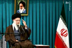 اهدای چفیه رهبر انقلاب به یکی از رای‌اولی‌ها