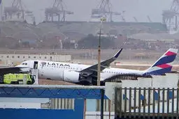 لحظه هولناک برخورد هواپیمای ایرباس A320 با خودروی آتش‌نشانی