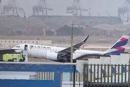 لحظه هولناک برخورد هواپیمای ایرباس A320 با خودروی آتش‌نشانی