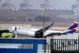 لحظه هولناک برخورد هواپیمای ایرباس A320 با خودروی آتش‌نشانی