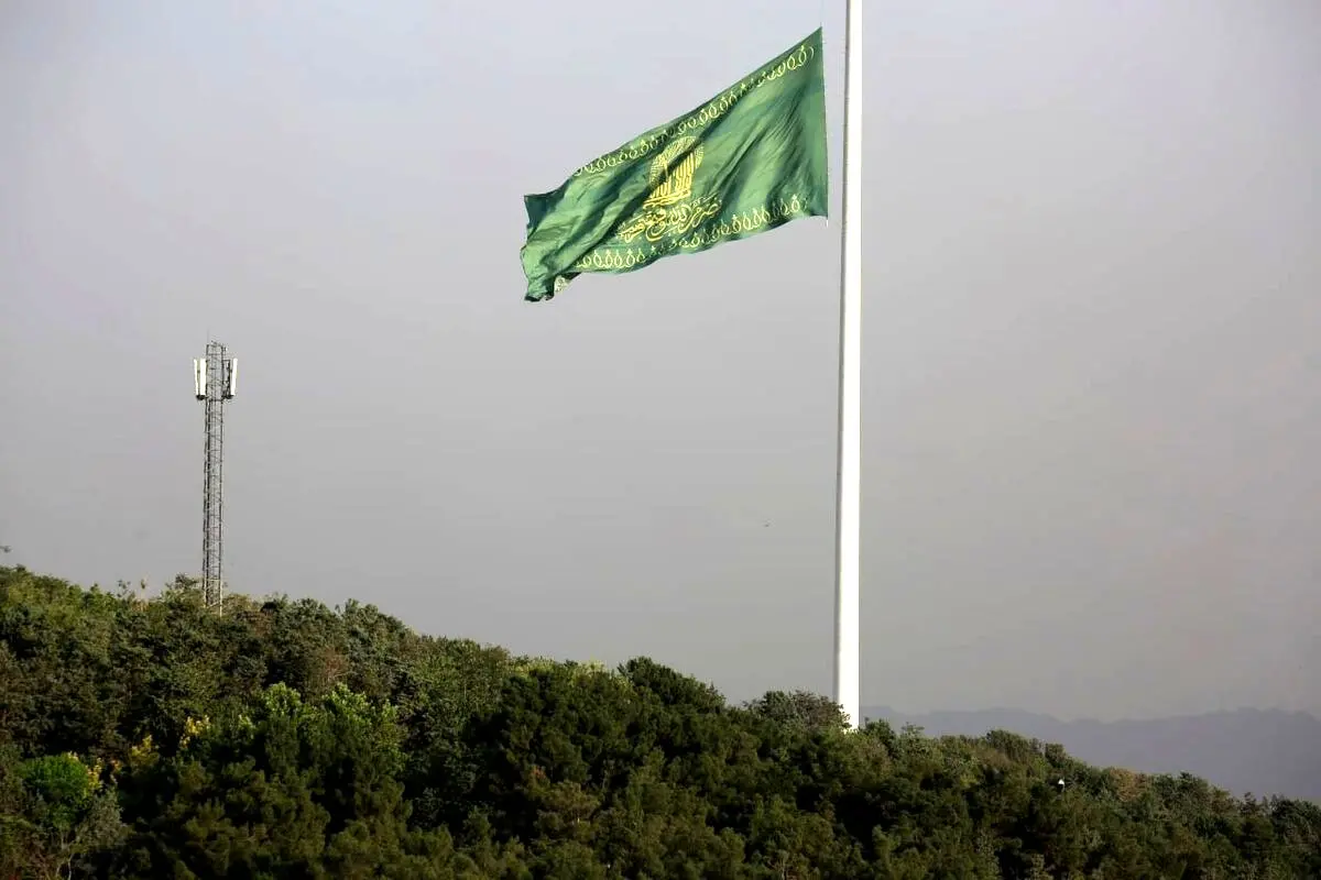 اهتزاز بزرگترین پرچم رضوی در تهران