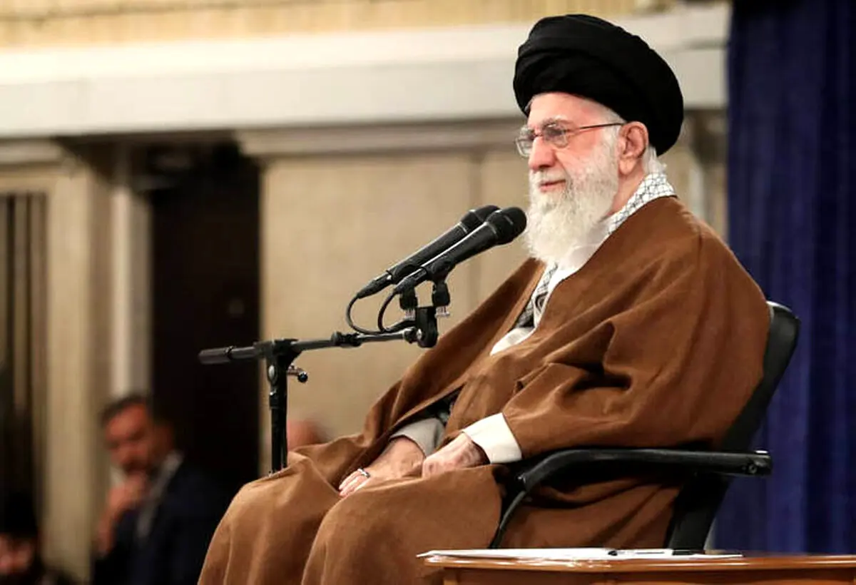 رهبر انقلاب:امیدواریم خداوند رئیس‌جمهور محترم و همراهان را به آغوش ملت برگرداند